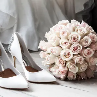 Brautschuhe mit Strauß