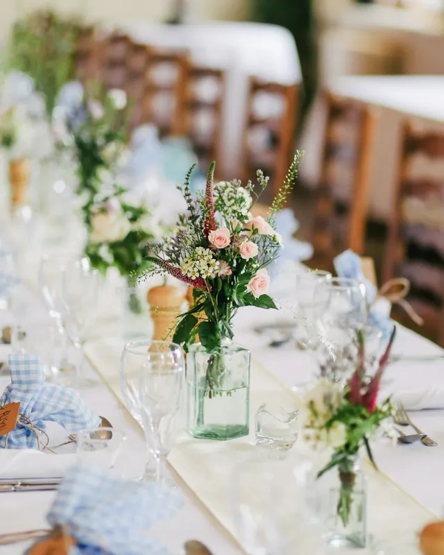 Festlich gedeckter Hochzeitstisch mit Dekoration